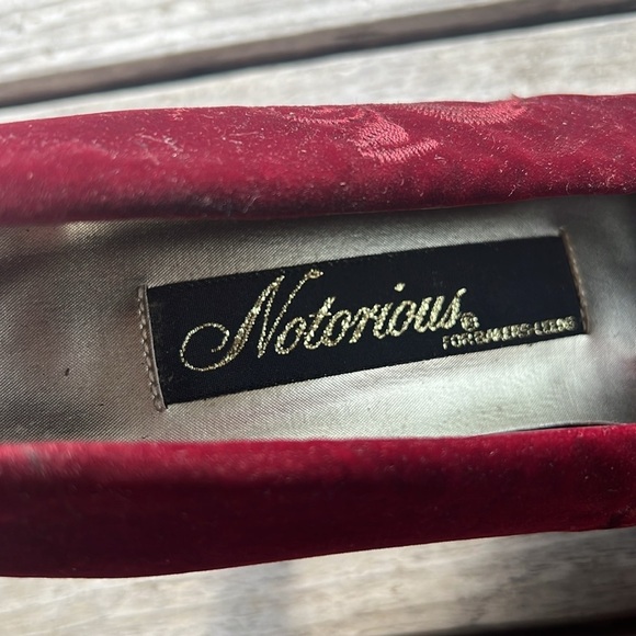 Vintage Notorious For Bakers Leeds Maroon Wine Velvet Kitten Heels Size 10B - Picture 5 of 12